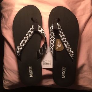 NWT women’s size 8 black & white flip flops
